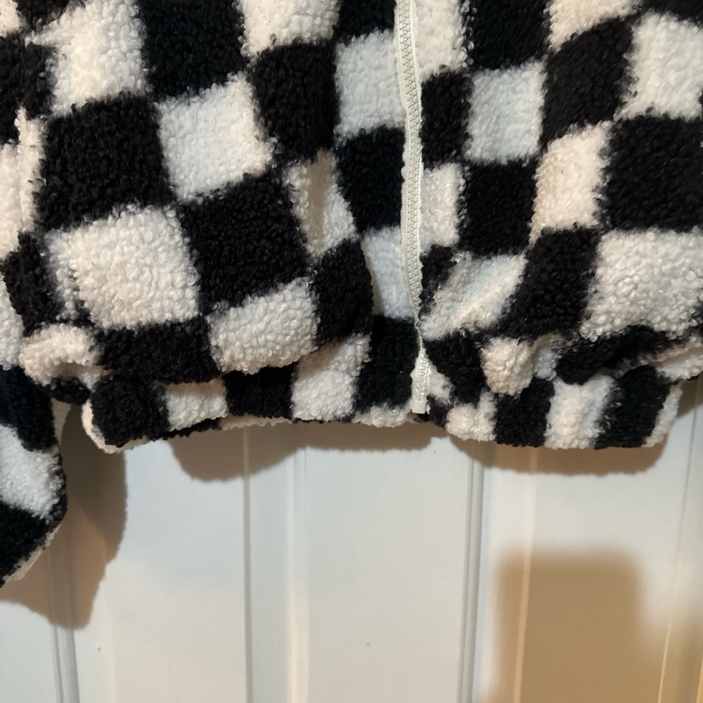 Chic Black and White Checkered Teddy Jacket - Picture 4 of 5